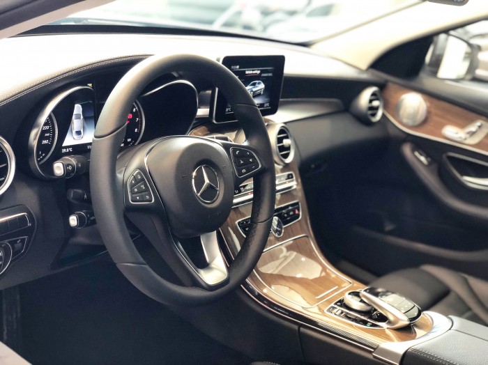 Chính chủ cần bán xe Mercedes C250 2018 màu Trắng đã qua sử dụng
