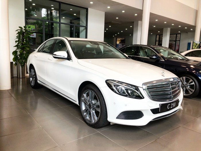 Chính chủ cần bán xe Mercedes C250 2018 màu Trắng đã qua sử dụng
