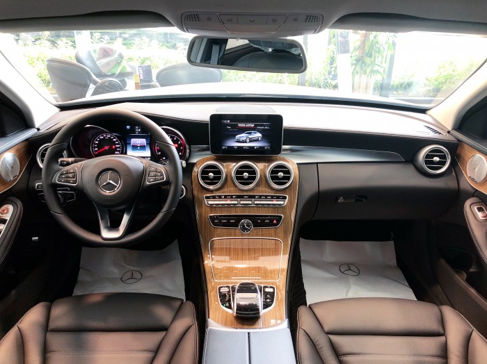 Chính chủ cần bán xe Mercedes C250 2018 màu Trắng đã qua sử dụng
