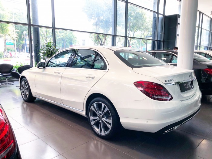Chính chủ cần bán xe Mercedes C250 2018 màu Trắng đã qua sử dụng