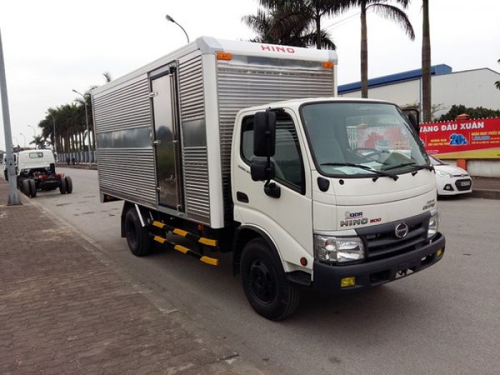 Xe tải Hino Dutro WU342L thùng kín inox 4.2 tấn, trả trước 100 triệu giao xe ngay