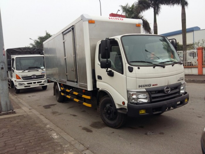 Xe tải Hino Dutro WU342L thùng kín inox 4.2 tấn, trả trước 100 triệu giao xe ngay