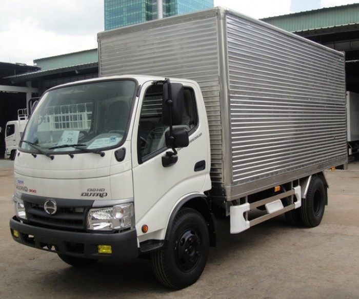 Xe tải Hino Dutro WU342L thùng kín inox 4.2 tấn, trả trước 100 triệu giao xe ngay