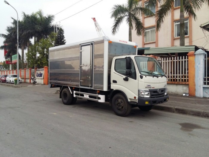 Xe tải Hino Dutro WU342L thùng kín inox 4.2 tấn, trả trước 100 triệu giao xe ngay