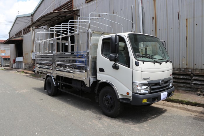 Xe tải Hino Dutro WU342L thùng mui bạt 5 tấn, trả trước 100 triệu giao xe ngay