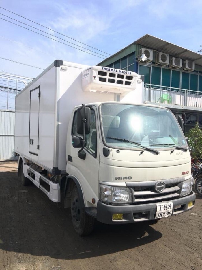 Xe tải Hino Dutro WU342L 4.5 tấn thùng đông lạnh, trả trước 100 triệu giao xe ngay