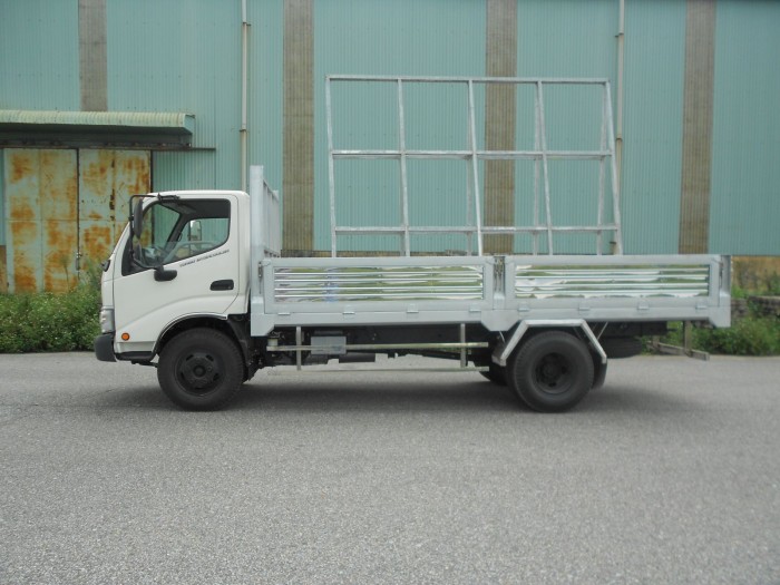 Xe tải chở kính Hino Dutro WU342L 8.25 tấn, trả trước 100 triệu giao xe ngay