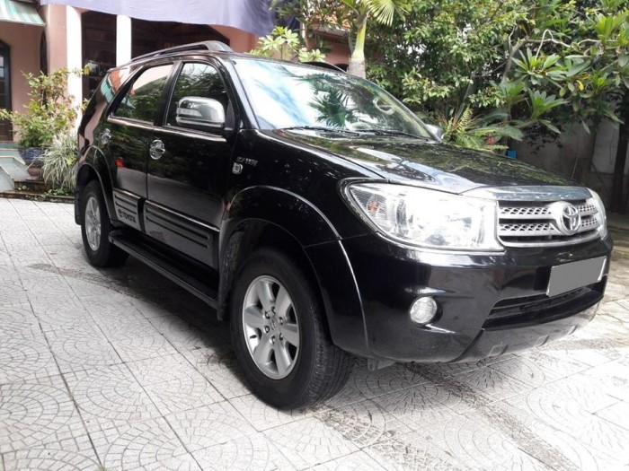 Bán em Fortuner 2011 máy xăng màu đen xe đẹp long lanh