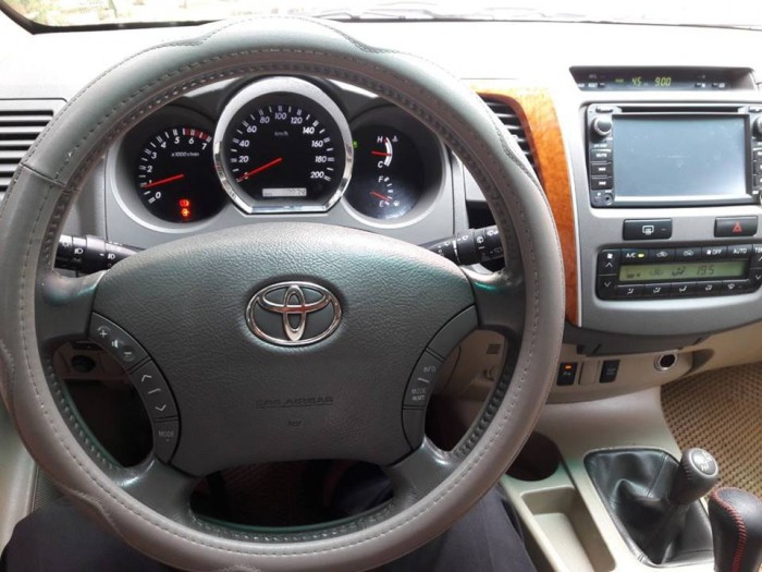Bán em Fortuner 2011 máy xăng màu đen xe đẹp long lanh