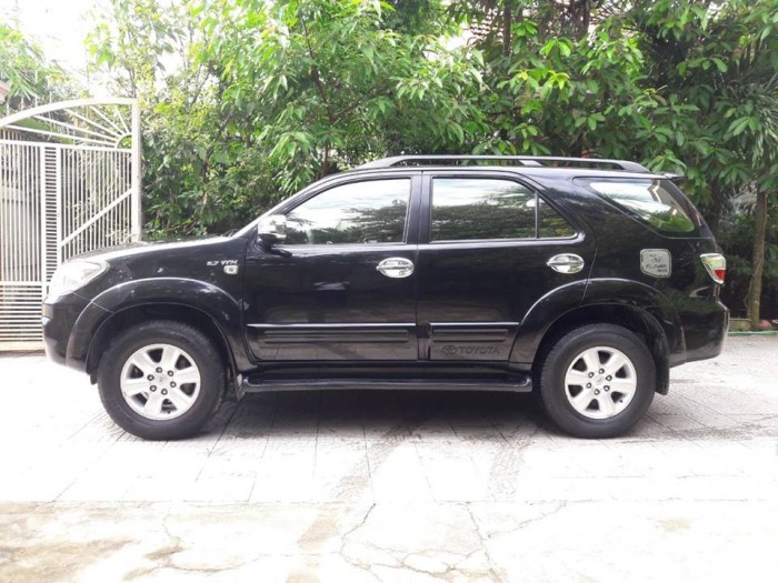 Bán em Fortuner 2011 máy xăng màu đen xe đẹp long lanh
