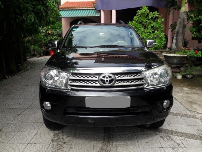 Bán em Fortuner 2011 máy xăng màu đen xe đẹp long lanh