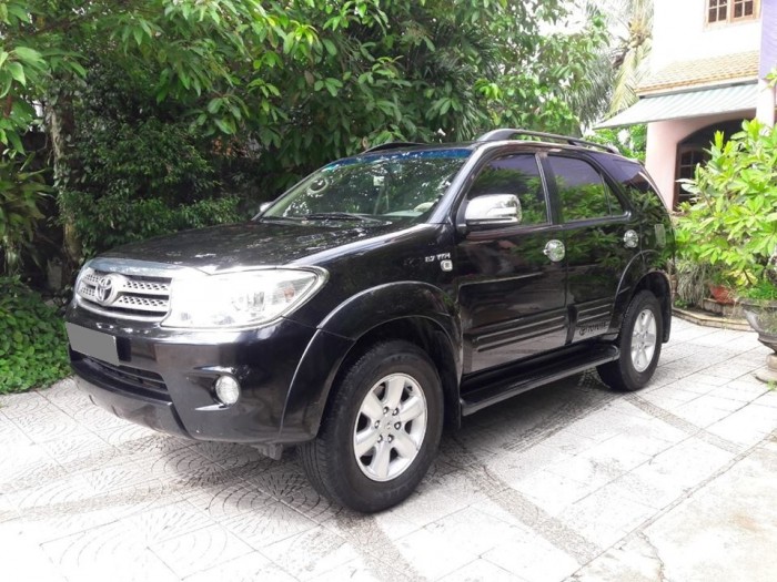 Bán em Fortuner 2011 máy xăng màu đen xe đẹp long lanh