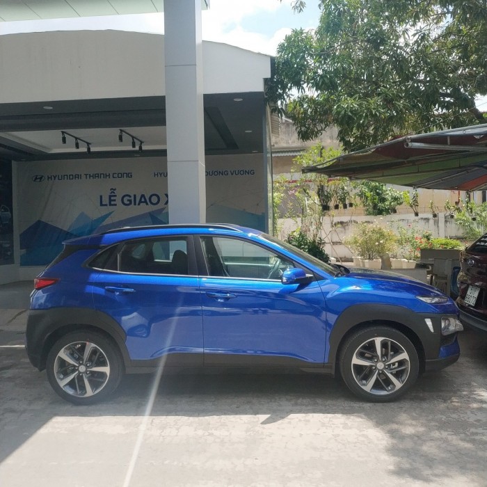 Bán Hyundai Kona 2.0 AT 2018, màu xanh lam, có giao ngay