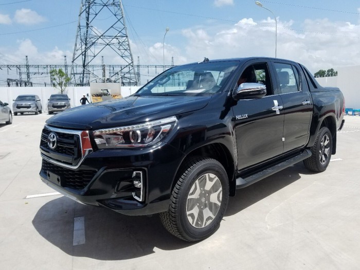 Toyota bán tải hilux 2.8 at (4x4) màu đen 2019 mới