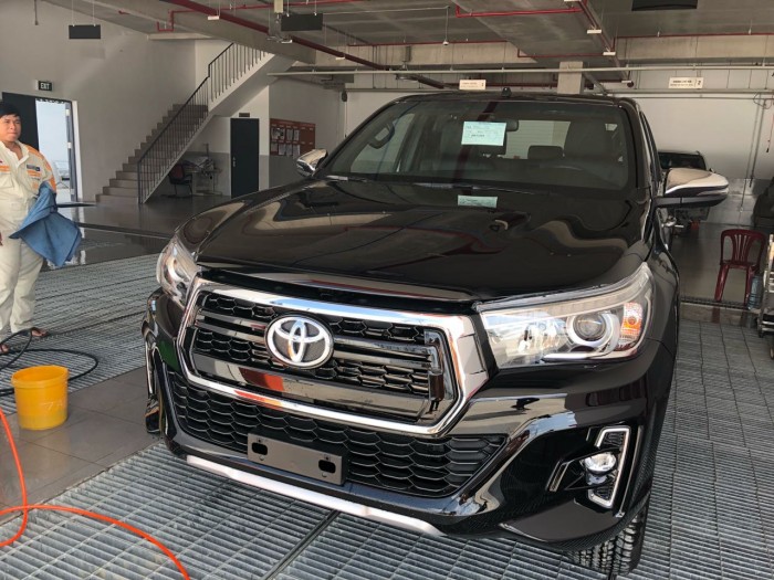 Toyota bán tải hilux 2.8 at (4x4) màu đen 2019 mới