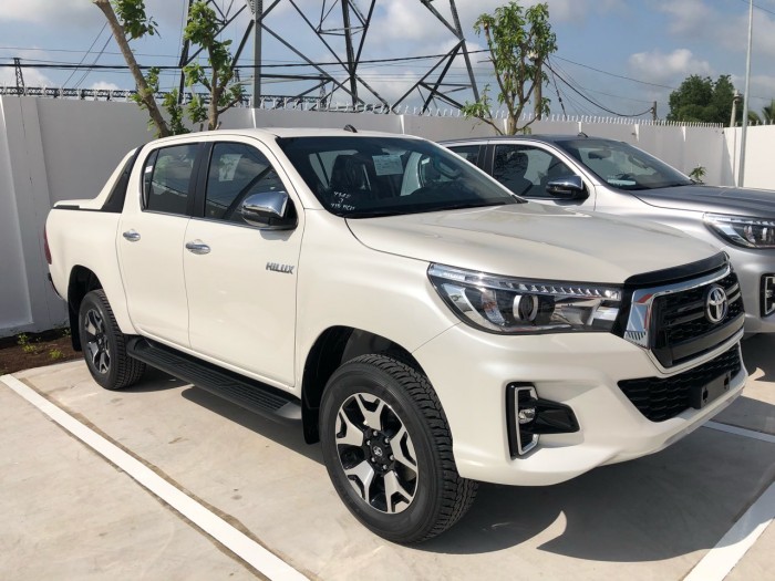 Toyota  hilux 2.8 at (4x4) màu trắng