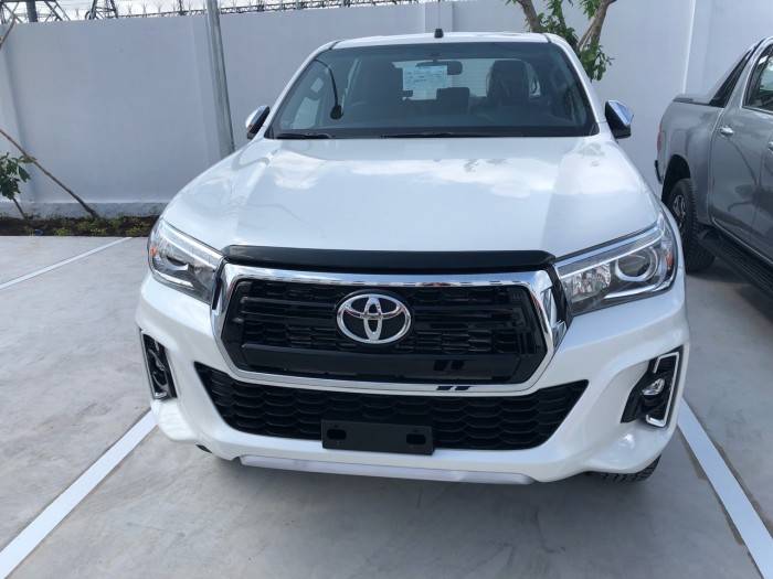 Toyota  hilux 2.8 at (4x4) màu trắng