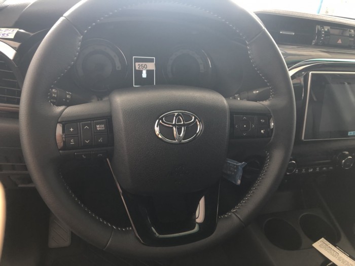 Toyota  hilux 2.8 at (4x4) màu trắng