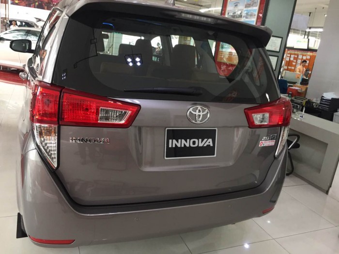 Innova 2.0g số tự động màu đồng 2019 mới