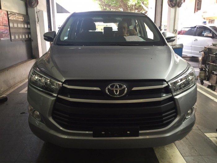 Innova 2.0g số tự động màu bạc 2019 mới