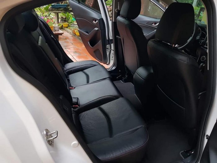 Cần bán gấp Mazda 3 2017 màu trắng. Xe dùng gia đình