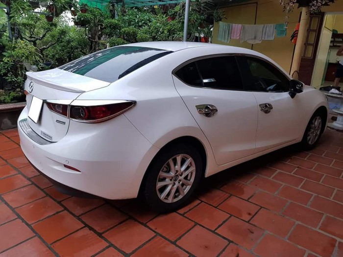 Cần bán gấp Mazda 3 2017 màu trắng. Xe dùng gia đình