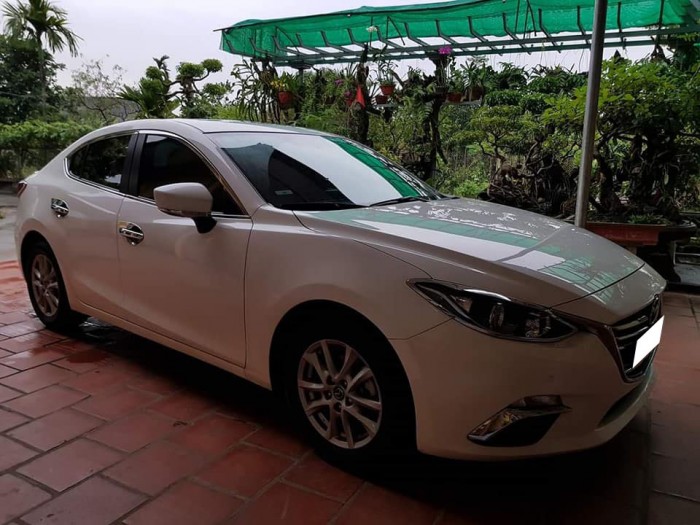 Cần bán gấp Mazda 3 2017 màu trắng. Xe dùng gia đình