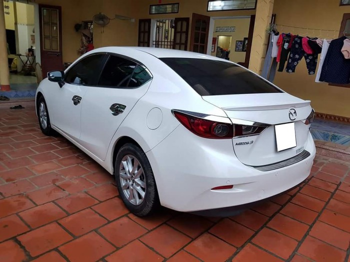 Cần bán gấp Mazda 3 2017 màu trắng. Xe dùng gia đình