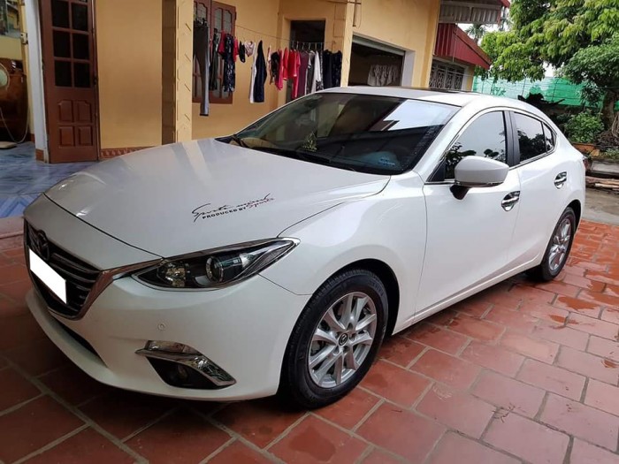 Cần bán gấp Mazda 3 2017 màu trắng. Xe dùng gia đình