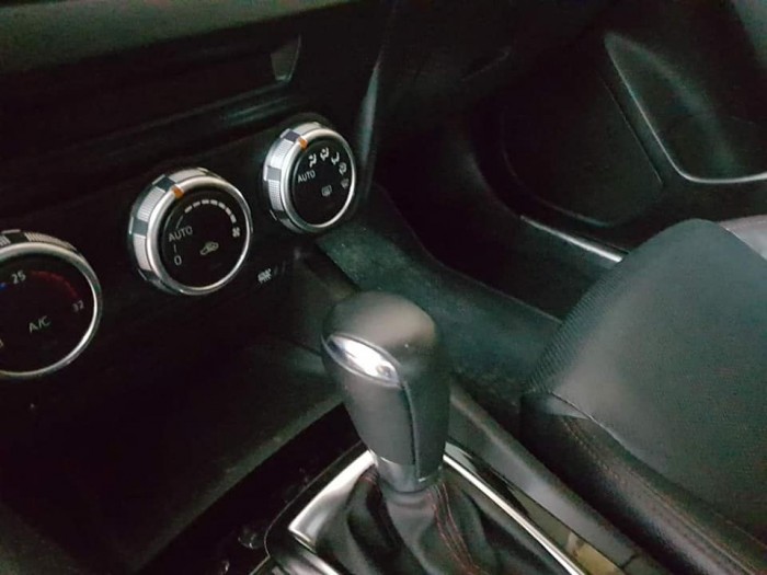 Cần bán gấp Mazda 3 2017 màu trắng. Xe dùng gia đình