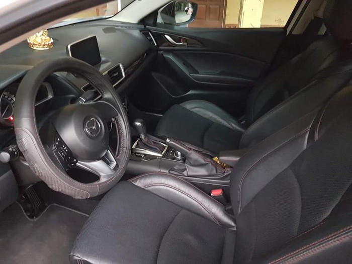 Cần bán gấp Mazda 3 2017 màu trắng. Xe dùng gia đình