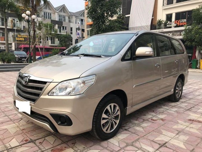 Cần bán gấp Toyota Innova 2015 số sàn.Xe màu vàng cát