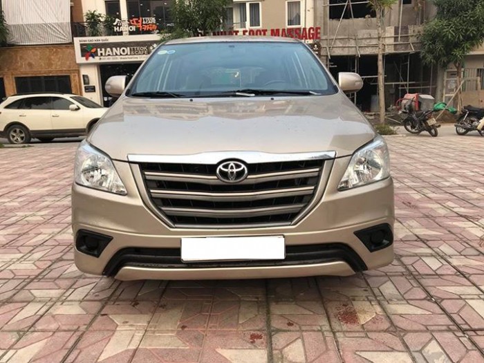 Cần bán gấp Toyota Innova 2015 số sàn.Xe màu vàng cát