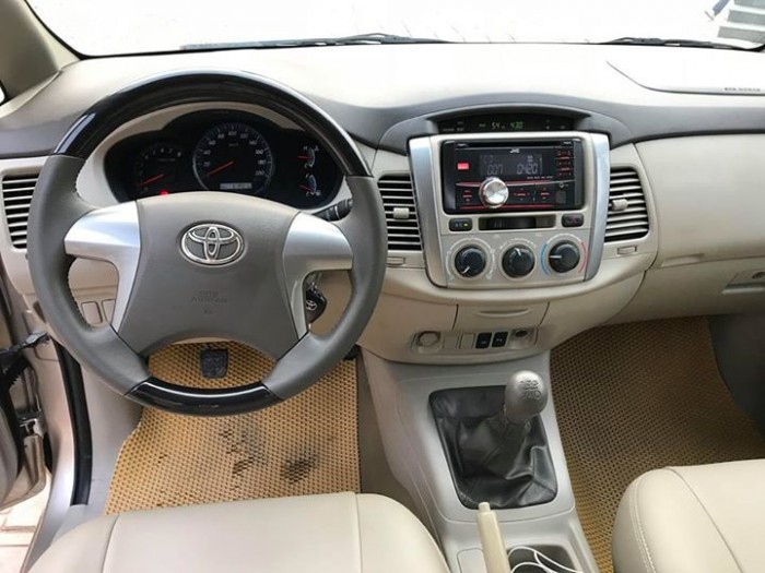 Cần bán gấp Toyota Innova 2015 số sàn.Xe màu vàng cát