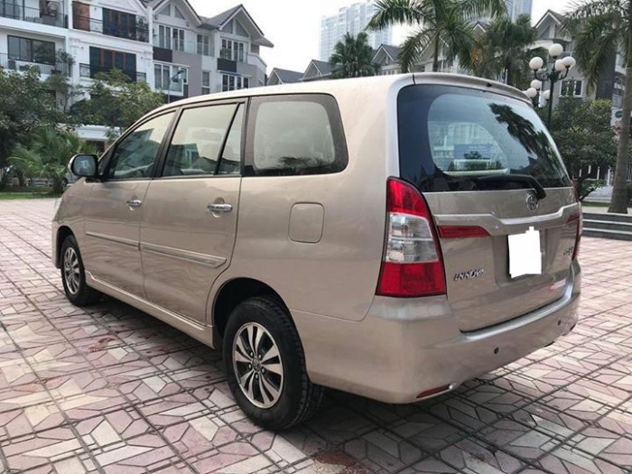 Cần bán gấp Toyota Innova 2015 số sàn.Xe màu vàng cát