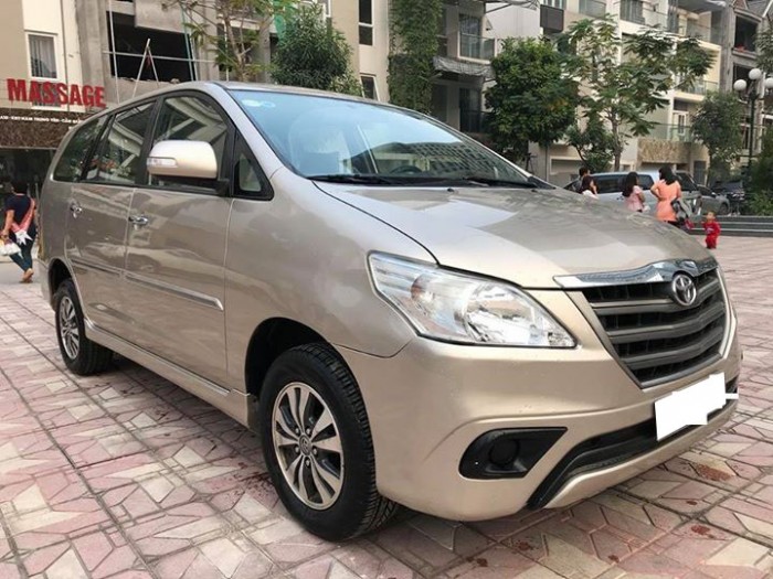 Cần bán gấp Toyota Innova 2015 số sàn.Xe màu vàng cát
