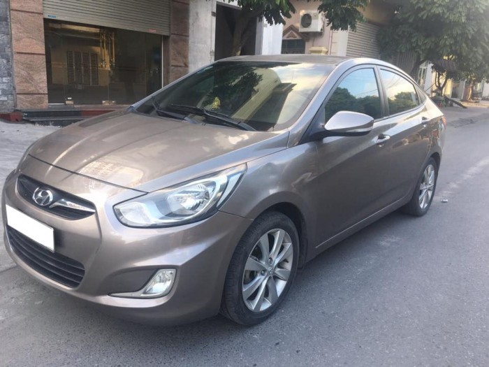 Cần bán gấp Huyndai Accent 2011 số sàn. Xe màu vàng cát