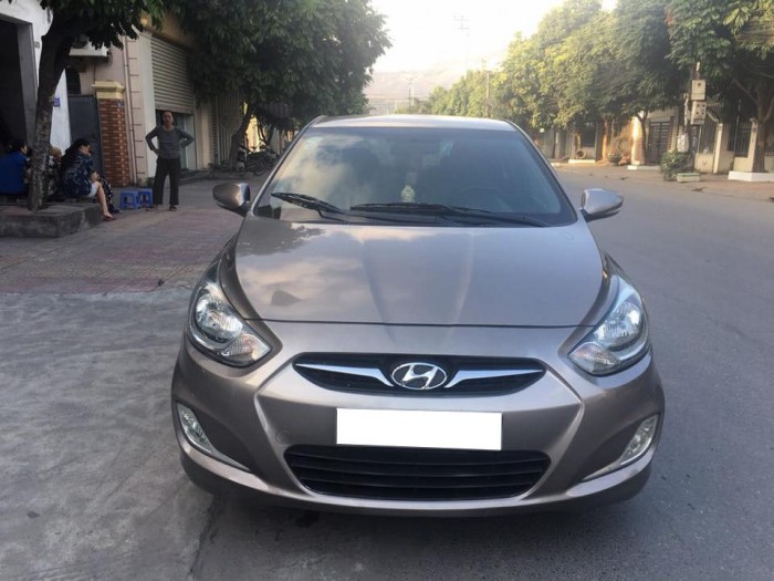 Cần bán gấp Huyndai Accent 2011 số sàn. Xe màu vàng cát