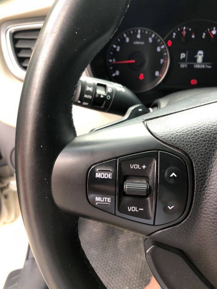 Tôi cần bán gấp xe Kia Rondo 2016 tự động màu trắng