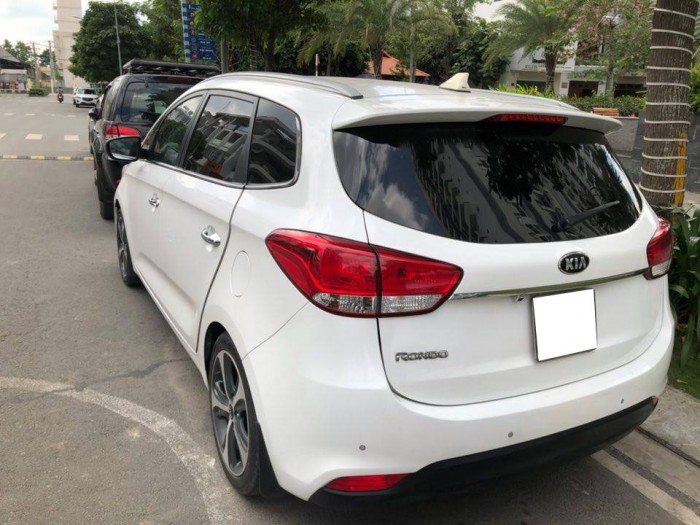 Tôi cần bán gấp xe Kia Rondo 2016 tự động màu trắng