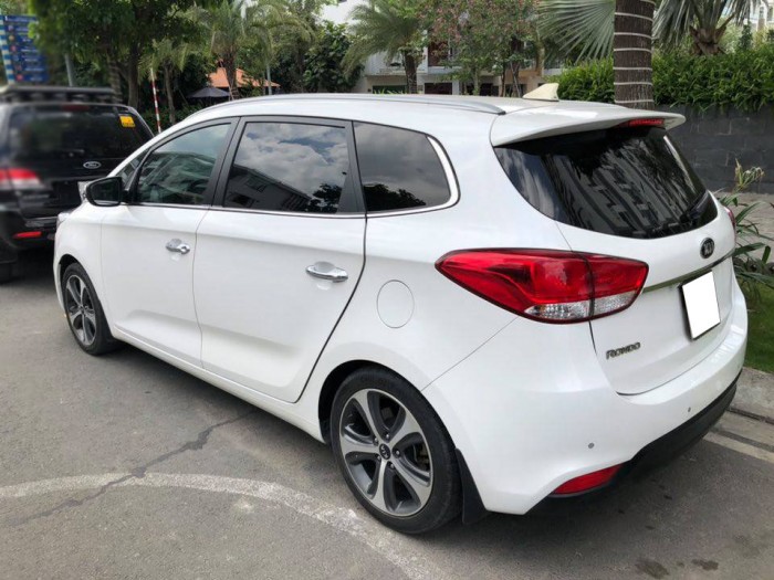 Tôi cần bán gấp xe Kia Rondo 2016 tự động màu trắng
