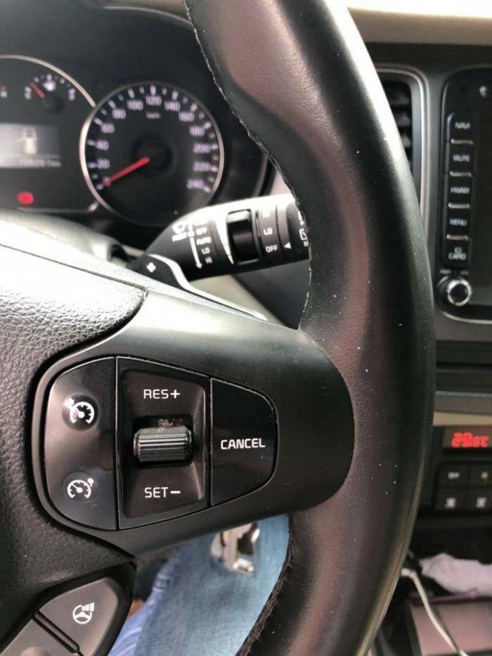 Tôi cần bán gấp xe Kia Rondo 2016 tự động màu trắng