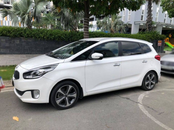 Tôi cần bán gấp xe Kia Rondo 2016 tự động màu trắng
