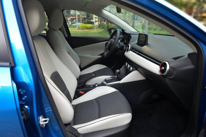 Mazda 2 nhập khẩu (xanh đen) - Đủ màu giao ngay - Gọi hotline nhận giá tốt nhất