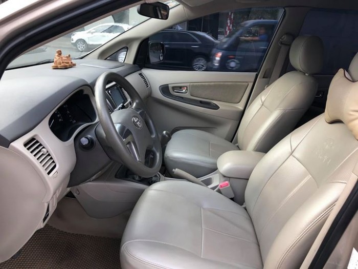 Bán gấp Toyota Innova 2015 số sàn vàng cát xe đẹp mới tính.