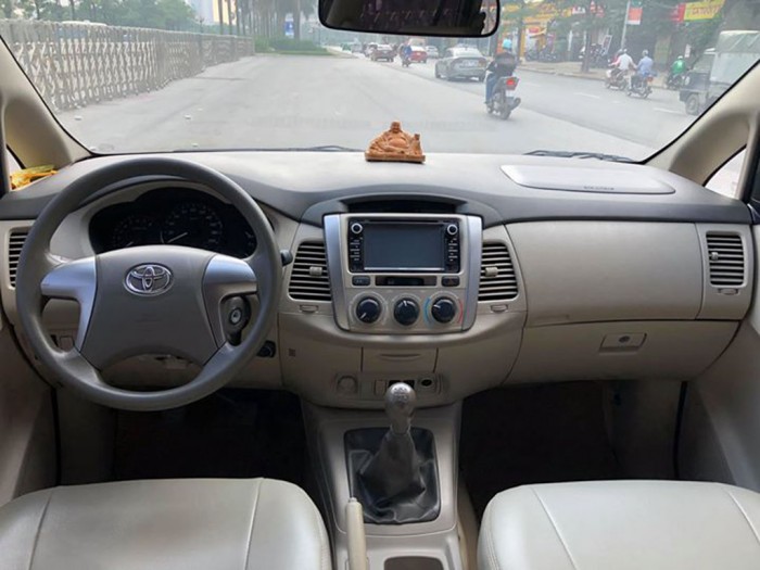 Bán gấp Toyota Innova 2015 số sàn vàng cát xe đẹp mới tính.