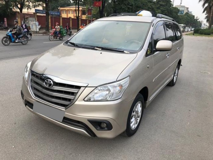 Bán gấp Toyota Innova 2015 số sàn vàng cát xe đẹp mới tính.