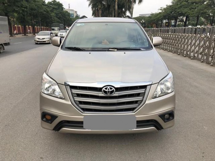 Bán gấp Toyota Innova 2015 số sàn vàng cát xe đẹp mới tính.