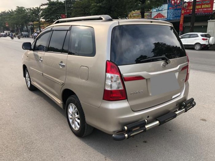 Bán gấp Toyota Innova 2015 số sàn vàng cát xe đẹp mới tính.