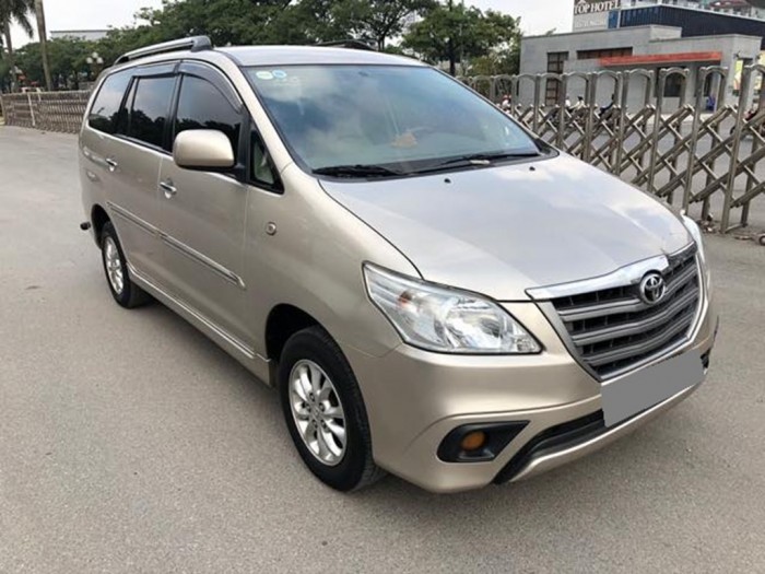 Bán gấp Toyota Innova 2015 số sàn vàng cát xe đẹp mới tính.